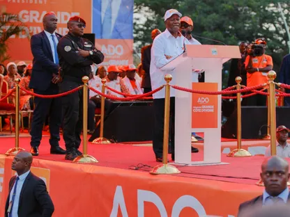 الرئيس الإيفواري الحسن واتارا البالغ من العمر 83 عاماً يخاطب أنصاره خلال التجمع الانتخابي الختامي قبيل الانتخابات الرئاسية المقررة في 25 أكتوبر، وذلك في أبيدجان، كوت ديفوار. 23 أكتوبر 2025. - Reuters