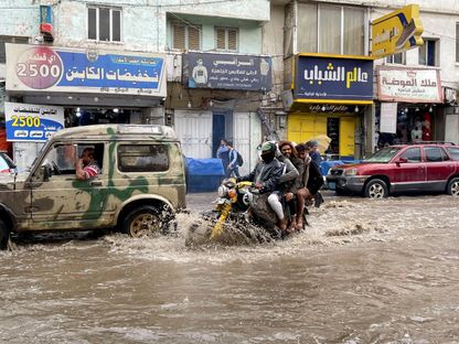 يمينيون على دراجة نارية في منطقة غمرتها الأمطار في صنعاء. 28 أغسطس 2024 - Reuters