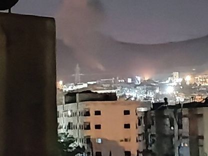 صورة متداولة على وسائل التواصل الاجتماعي تظهر دخاناً يتصاعد من إحدى البنايات عقب غارة إسرائيلية في محيط مدينة حرستا بريف دمشق. 2 مايو 2025 - X