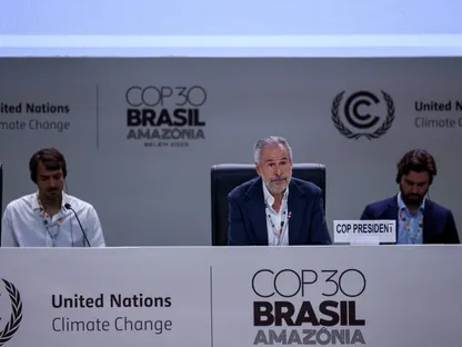 رئيس مؤتمر الأمم المتحدة لتغير المناخ Cop30 أندريه كوريا دو لاجو خلال جلسة عامة للمؤتمر في بيليم بالبرازيل. 21 نوفمبر 2025 - Reuters