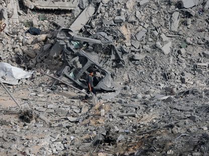 طفل فلسطيني يمشي بين المنازل المدمرة جراء الغارات الإسرائيلية في وسط مدينة غزة بشمال القطاع. 1 يوليو 2025 - REUTERS