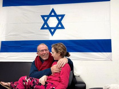 الفتاة الأيرلندية الإسرائيلية إيميلي هاند تلتقي والدها توماس هاند بعد إطلاق سراحها. 26 نوفمبر 2023 - REUTERS
