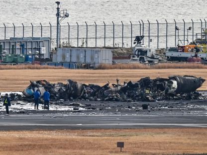 حطام طائرة ركاب بعد احتراقها إثر حادث اصطدام في العاصمة اليابانية طوكيو. 2 يناير 2024 - AFP