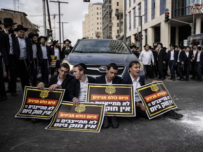 يهود متشددون تحتجون ضد قانون الخدمة العسكرية الإجبارية ويغلقون شوارع رئيسية في القدس. 13 سبتمبر 2023 - AFP