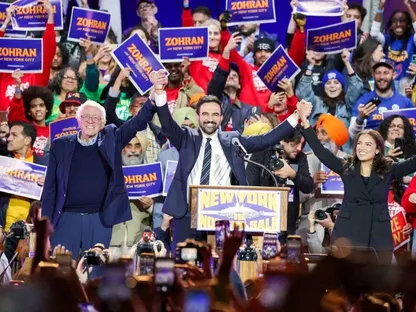 المرشح لمنصب عمدة مدينة نيويورك زهران ممداني يمسك بيدي السيناتور بيرني ساندرز والنائبة ألكسندريا أوكاسيو-كورتيز خلال تجمع انتخابي في ملعب فوريست هيلز بمدينة نيويورك في الولايات المتحدة. 2 نوفمبر 2025 - ABC NEWS