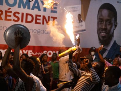 أنصار المرشح المعارض باسيرو ديوماي فاي يحتفلون أثناء فرز الأصوات خلال الانتخابات الرئاسية السنغالية، ليبرتي 4، داكار . 24 مارس 2024 - AFP