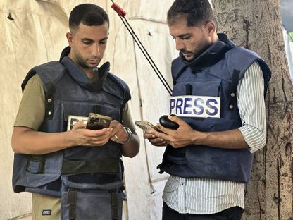 أنس الشريف ومحمد قريقع مراسلا قناة "الجزيرة" الإخبارية في صورة غير مؤرخة بقطاع غزة - X