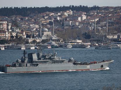 سفينة الإنزال الكبيرة التابعة للبحرية الروسية "نوفوتشركاسك" تبحر في مضيق البوسفور بتركيا في طريقها إلى البحر الأبيض المتوسط. 12 أبريل 2021 - REUTERS
