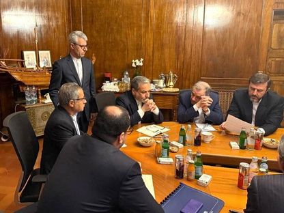 وزير الخارجية الإيراني عباس عراقجي وأعضاء فريقه يشاركون في المفاوضات مع الولايات المتحدة في العاصمة الإيطالية روما. 19 أبريل 2025 - REUTERS