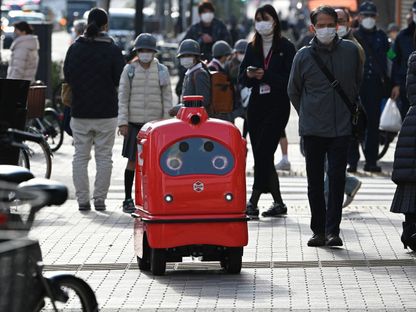 روبوت طورته شركة يابانية يسير في أحد شوارع العاصمة طوكيو. 18 يناير 2023 - AFP
