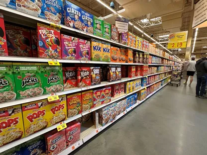 جانب من الأطعمة المصنعة بأحد المتاجر في ولاية ماساتشوستس الأميركية. 22 أبريل 2025 - REUTERS