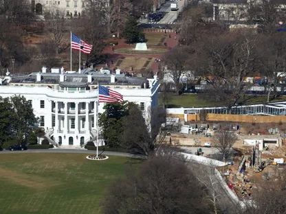 أعمال بناء قاعة احتفالات في البيت الأبيض بالعاصمة واشنطن تتواصل تنفيذاً لخطة الرئيس الأميركي دونالد ترمب. 12 يناير 2026 - Reuters