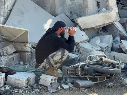 سوري يجلس على أنقاض منزل دمره قصف إسرائيلي في بلدة بيت جن بريف دمشق. 28 نوفمبر 2025 - رويترز