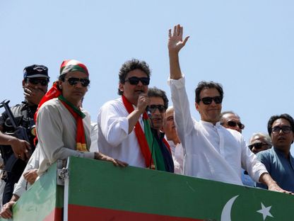 رئيس الوزراء الباكستاني السابق عمران خان يتقدم قيادة مسيرة احتجاجية إلى إسلام آباد. 25 مايو 2022 - REUTERS