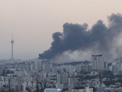 دخان يتصاعد في أعقاب هجوم إسرائيلي على مبنى هيئة الإذاعة والتلفزيون الإيرانية بالعاصمة طهران. 16 يونيو 2025 - REUTERS