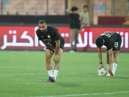 لاعب منتخب مصر لكرة القدم محمد صلاح (يسار) خلال تدريبات الفريق على استاد القاهرة بالعاصمة المصرية استعدادا لمواجهة بوركينا فاسو بتصفيات كأس العالم 2026 غدا الخميس (5 يونيو حزيران 2024) - Arab World Press (AWP)