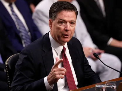 اتهام مدير FBI السابق جيمس كومي بتهديد ترمب يثير جدلاً قانونياً