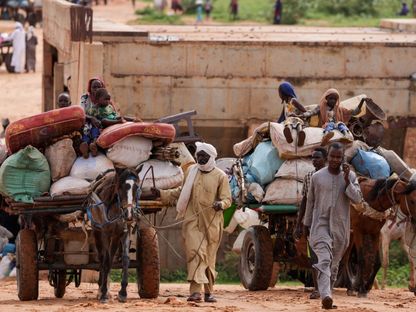 أشخاص فارون من الصراع في إقليم دارفور أثناء عبورهم الحدود بين السودان وتشاد في معبر أدري. 4 أغسطس 2023 - REUTERS