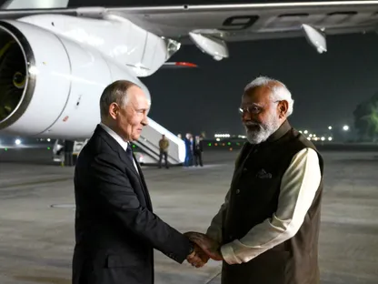 رئيس الوزراء الهندي ناريندرا مودي يستقبل الرئيس الروسي فلاديمير بوتن في قاعدة بالام الجوية بالعاصمة نيودلهي. 4 ديسمبر 2025 - رويترز