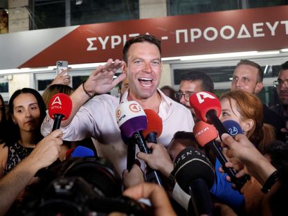 رئيس حزب سيريزا ستيفانوس كاسيلاكيس يلقي بياناً خارج مقر الحزب في أثينا، اليونان، 25 سبتمبر 2023 - REUTERS