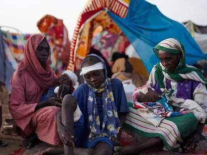 أسرة سودانية تجلس في مخيم للنازحين بعد الفرار من الفاشر إلى الطويلة شمال دارفور. 27 أكتوبر 2025 - REUTERS