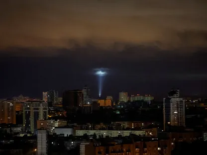 كشافات ضوئية خلال البحث عن طائرات بدون طيار في سماء كييف أثناء غارة روسية بطائرات بدون طيار على العاصمة الأوكرانية كييف في 30 سبتمبر 2024 - Reuters