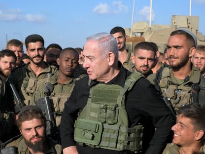رئيس الوزراء الاسرائيلي بنيامين نتنياهو يلتقي بجنود من الكتيبة 51 لواء جولاني عند نقطة تجمع بالقرب من غزة. 19 أكتوبر 2023- - وسائل التواصل الاجتماعي