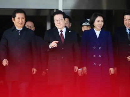 الرئيس الكوري الجنوبي لي جاي ميونج وزوجته كيم هاي كيونج يصلان إلى قاعدة سول الجوية في سيونجنام بكوريا الجنوبية قبل التوجه إلى الصين. 4 يناير 2026 - Reuters