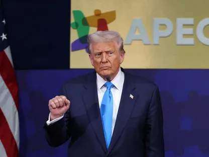 الرئيس الأميركي دونالد ترمب يلوح بيده في قمة الرؤساء التنفيذيين لمنتدى التعاون الاقتصادي لآسيا والمحيط الهادئ في كوريا الجنوبية. 29 أكتوبر 2025 - reuters