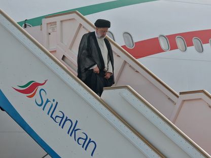 الرئيس الإيراني إبراهيم رئيسي يصل إلى مطار باندارانايكا الدولي في منطقة كاتوناياكي بسريلانكا. 24 أبريل 2024 - REUTERS