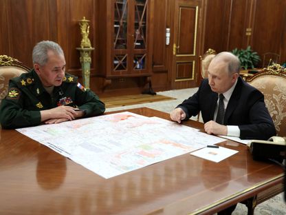 الرئيس الروسي فلاديمير بوتين خلال اجتماع مع وزير الدفاع سيرجي شويجو في موسكو. 20 فبراير 2024. - AFP
