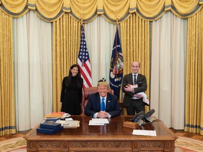 ستيفن وكاتي ميلر ومولودتهما مع الرئيس الأميركي دونالد ترمب في البيت الأبيض بواشنطن في الولايات المتحدة. 15 يناير 2025 - X@katierosemiller
