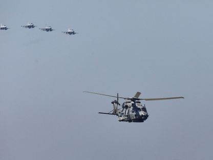 مروحية تابعة للبحرية وطائرات حربية تابعة للقوات الجوية الباكستانية خلال مناورة بحرية المتعددة الجنسيات قرب كراتشي، باكستان. 13 فبراير 2023 - REUTERS