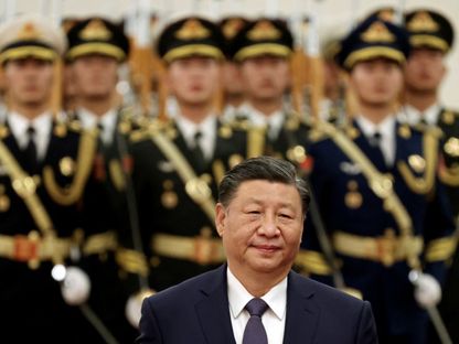 الرئيس الصيني شي جين بينج خلال مراسم استقبال رئيس أوروجواي لويس ألبرتو لاكالي بو في العاصمة بكين. 22 نوفمبر 2023 - Reuters