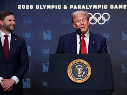 الرئيس الأميركي دونالد ترمب برفقة نائبه جيه دي فانس قبل التوقيع على أمر تنفيذي في البيت الأبيض. 5 أغسطس 2025 - REUTERS