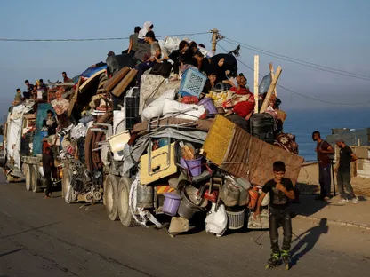 نازحون فلسطينيون يغادرون شمال غزة نحو الجنوب، 18 سبتمبر 2025 - REUTERS
