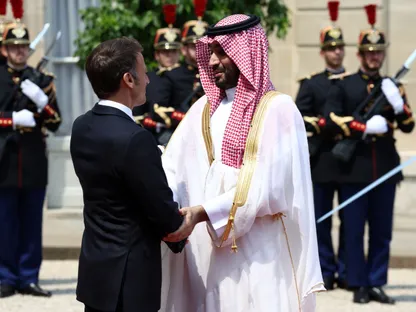 ولي العهد السعودي يغادر إلى فرنسا في زيارة دولة