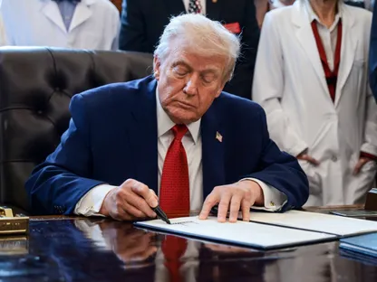 CNN: ترمب يدرس توجيه ضربات جوية تستهدف منشآت وقيادات إيرانية