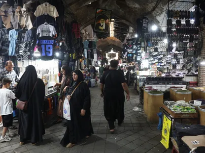 العقوبات تضغط والريال ينهار.. هل تقترب إيران من موجة اضطرابات جديدة؟