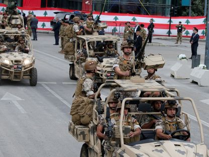 عناصر من الجيش اللبناني يشاركون في عرض عسكري للاحتفال بالذكرى 74 لاستقلال لبنان (من الأرشيف) - REUTERS