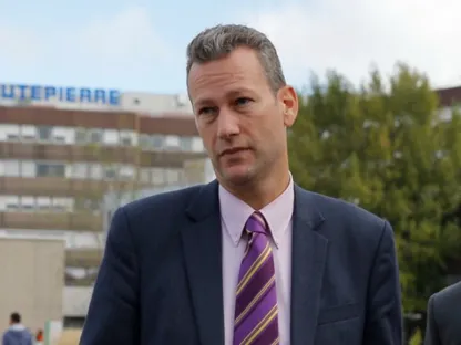 ناثان جيل عضو البرلمان الأوروبي سابقاً مع الصحافيين خارج مستشفى هوتبيير في ستراسبورغ. 7 أكتوبر 2016 - REUTERS