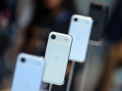 هواتف iPhone Air من شركة أبل في اليوم الأول لطرحها للبيع، مومباي، الهند. 19 سبتمبر 2025 - Bloomberg