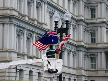 رفع أعلام أستراليا بدلاً من بريطانيا بالخطأ قبيل زيارة الملك تشارلز لواشنطن