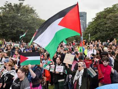 أعضاء مجموعة العمل من أجل فلسطين يتجمعون قبل مظاهرة في سيدني، أستراليا. 3 مايو 2024 - Reuters