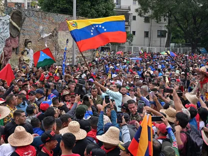 الرئيس الفنزويلي نيكولاس مادورو يلوح بالعلم الفنزويلي، في كاراكاس، فنزويلا. 10 ديسمبر 2025 - Reuters