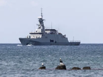 سفينة تابعة للقوات البحرية الفنزويلية قبالة ساحل البحر الكاريبي وسط تصاعد التوترات مع الولايات المتحدة في بويرتو كابيلو بفنزويلا. 24 أكتوبر 2025 - REUTERS