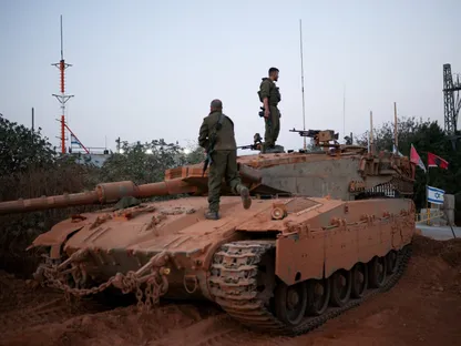 جنود إسرائيليون فوق دبابة على الجانب الإسرائيلي من الحدود الإسرائيلية اللبنانية شمال إسرائيل. 6 نوفمبر 2025 - REUTERS