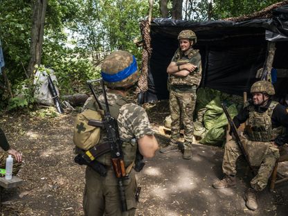 جنود أوكرانيون في موقع اشتباك مدفعي بالقرب من الحدود الروسية. خاركوف، أوكرانيا. 3 يونيو 2024 - AFP