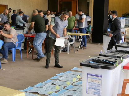 موظفو المفوضية العليا المستقلة للانتخابات في العراق يفرزون الأصوات في المنطقة الخضراء ببغداد. 13 أكتوبر 2021 - REUTERS