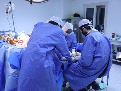 أطباء مصريون يعالجون مصاباً فلسطينياً في مستشفى العريش العام بمحافظة شمال سيناء. 2 نوفمبر 2023 - Reuters
